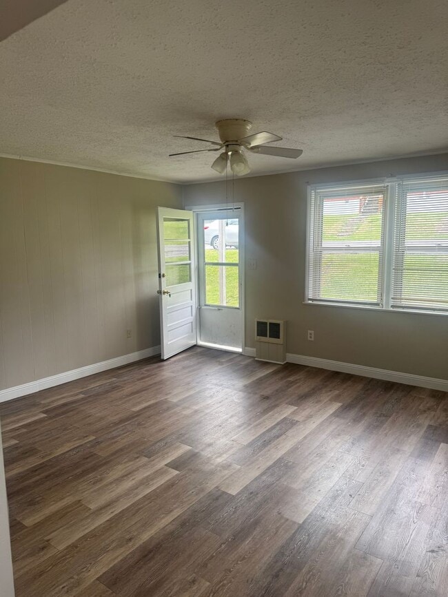 Building Photo - RARE CARSON LANE DUPLEX AVAILABLE