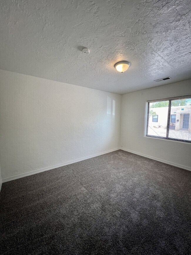 Building Photo - 2 bedroom / 1 bath close to KAFB and I-25 Move-in Special!