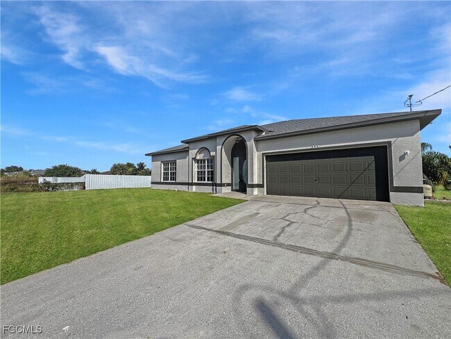 Building Photo - 906 Alfreda Ave