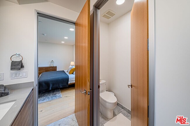 Building Photo - 6142 1/2 Lexington Ave