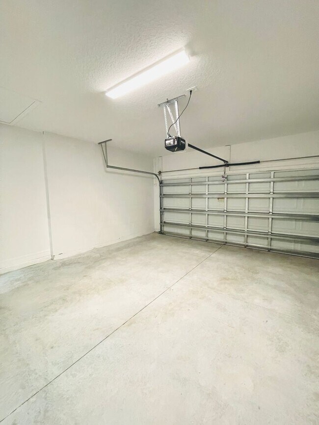 Building Photo - Welcome to your dream rental in beautiful ...