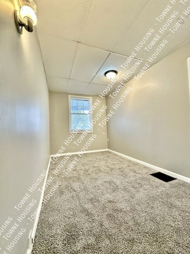 Building Photo - 40 Lawrence Pl