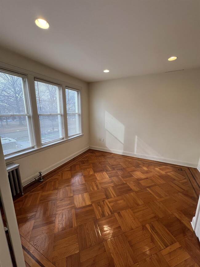 Building Photo - 96 Bartholdi Ave