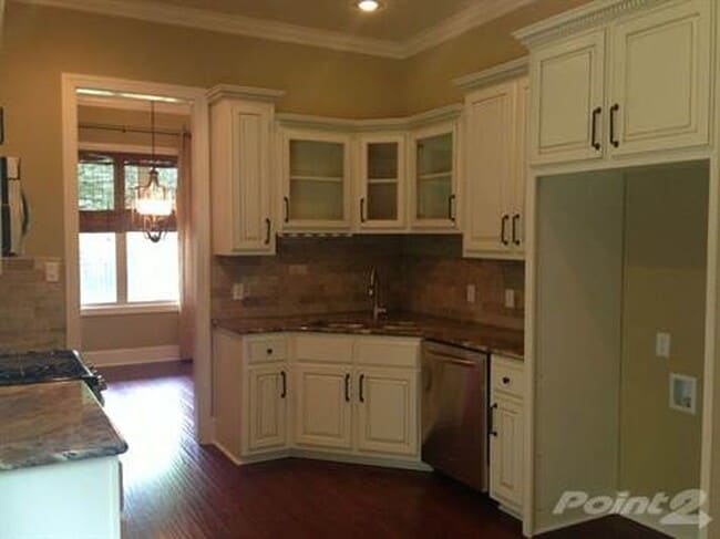 Building Photo - Oxford’s Best Neighborhood!!