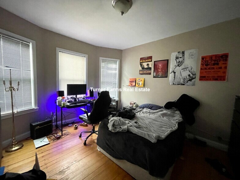 Building Photo - 42 Hillside St