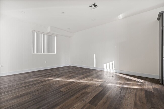 Building Photo - A beautifully designed and renovated 4 bed / 4 1/2 bath townhome located in the desirable Sawtell...