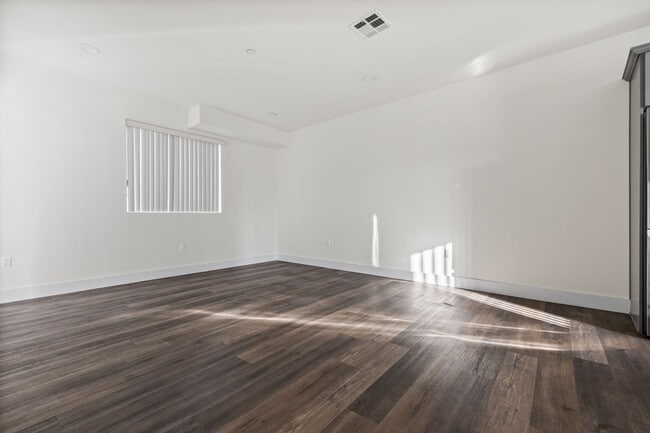 Building Photo - A beautifully designed and renovated 4 bed...
