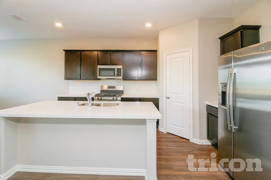 Building Photo - 780 Evergreen St