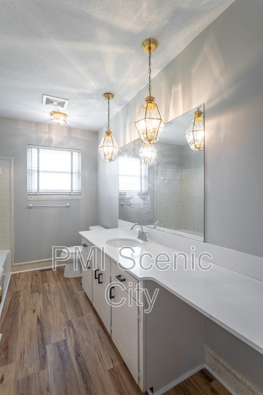 Building Photo - 8140 Holly Crest Dr