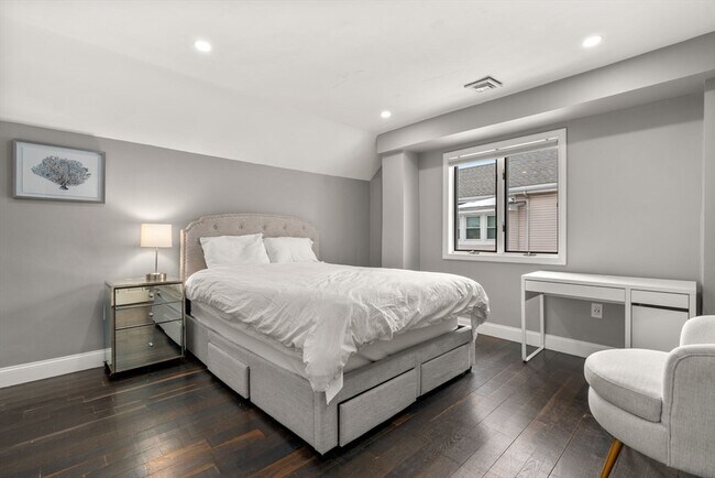 Building Photo - 133 Nichols St