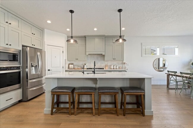 Building Photo - 5 Bed 3 bath Golf Course Neighborhood