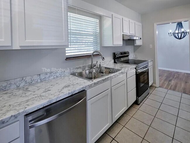 Building Photo - 1005 Francis Rd