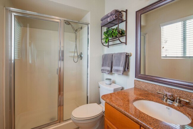 Building Photo - 2 Bedroom, 2 Bath Town Home in Gate Community