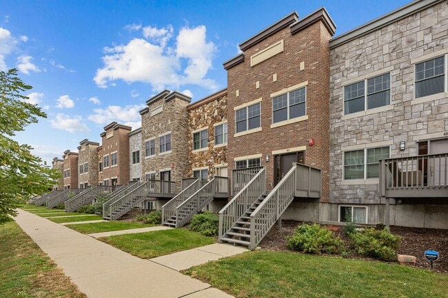 Building Photo - Fully Furnished Townhome Blocks Away From Downtown, Flexible Leasing Terms!