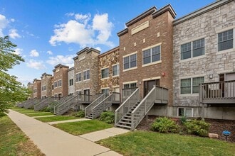 Building Photo - Fully Furnished Townhome Blocks Away From Downtown