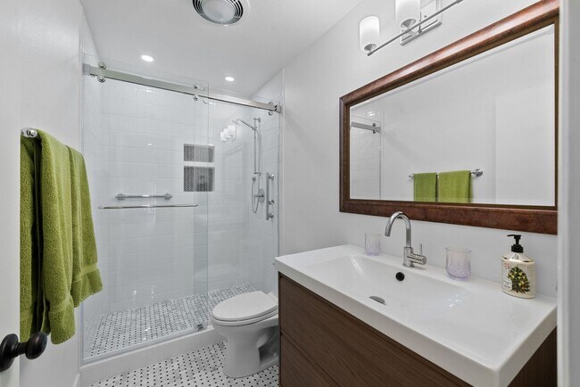 Building Photo - 7 Month Furnished Condo at Collwood Manor