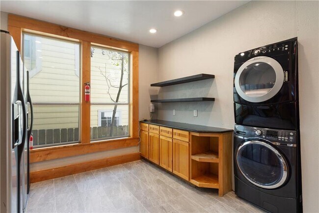 Building Photo - FULLY REMODELED  bedroom 7 baths