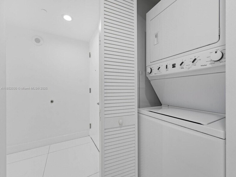 Building Photo - 495 Brickell Ave