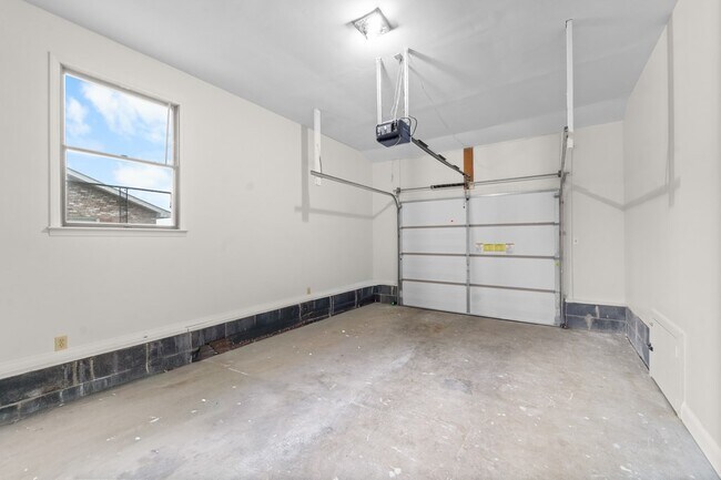 Building Photo - 983 Beverly Dr