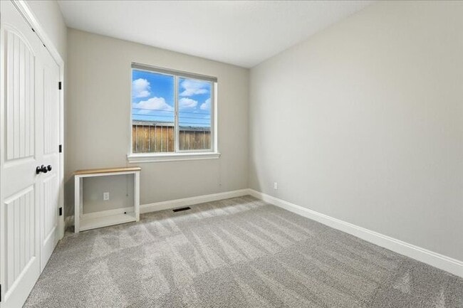 Building Photo - Elegant 3-Bedroom Fully Furnished Home wit...