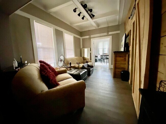 Primary Photo - 217 S Zetterower Ave