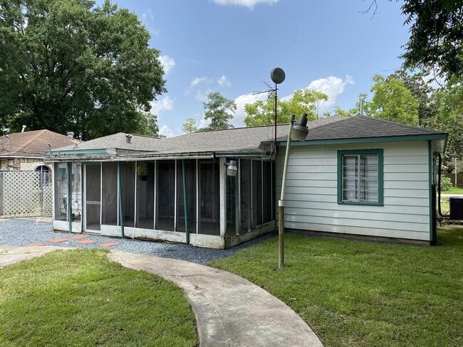 Building Photo - 8914 Linda Vista Rd