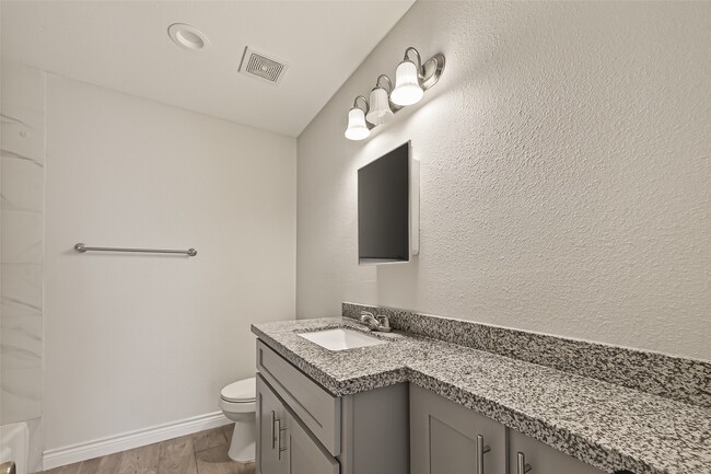 Building Photo - 3214 Longwood Dr