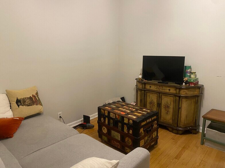 Building Photo - 70 Joy St