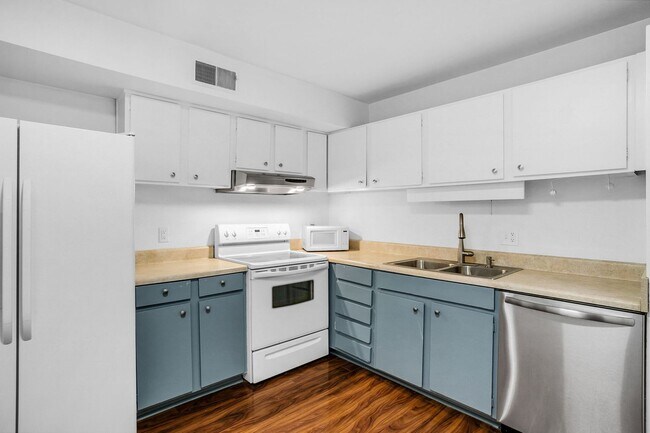 Building Photo - Prime Greenville Location! 3BR Ground Floor Condo in Gated Community