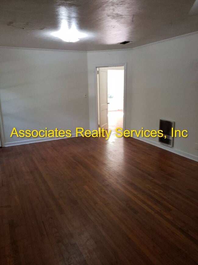 Building Photo - Large House, Close to Campus