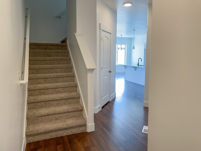 Building Photo - Beautiful 2-Story Premier Townhome w/Attached 2-Car Garage and Unfinished Basement in Herriman