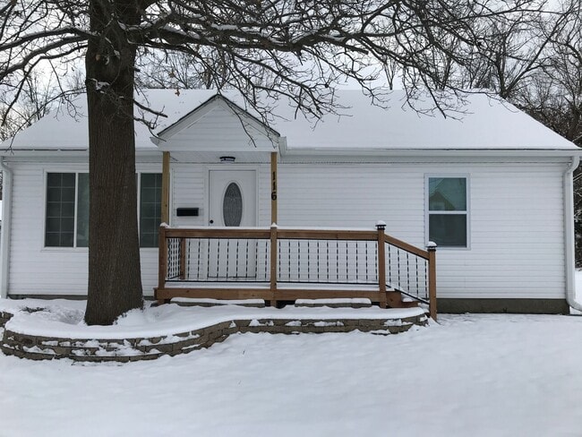 Building Photo - 2 bedroom/1 bathroom single family home!