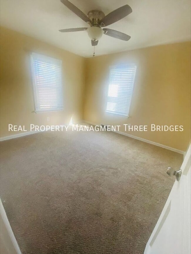 Building Photo - 3208 Dix Ave