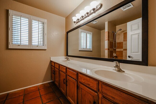 Building Photo - Welcome to this stunning 4 bedroom, 2 bath...