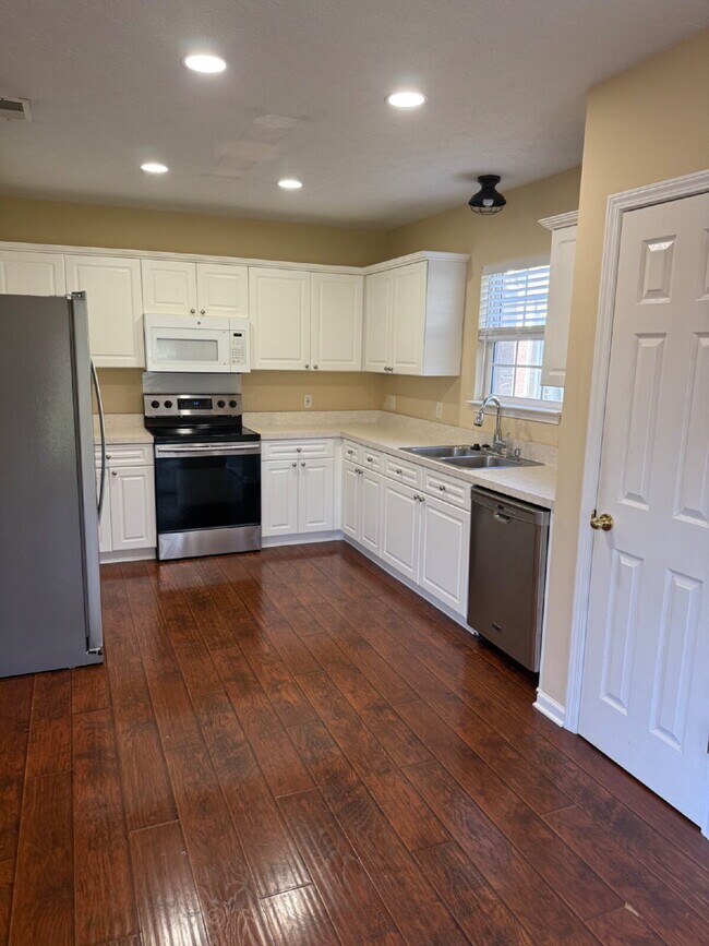 Building Photo - 4 bed/3bth with over 2000 sq ft. In beautiful Hendersonville!!!