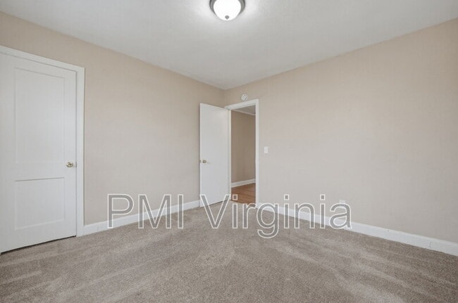 Building Photo - 217 Bob Ln