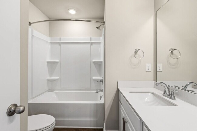 Building Photo - Craftsman 3BD Townhome Near Downtown Greenville | Garage + Granite Kitchen