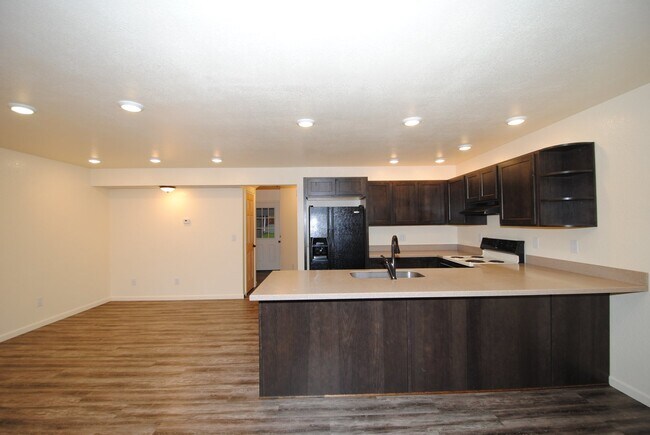 Building Photo - 4922/4924 Princeton Drive