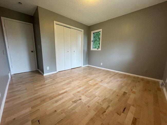 Building Photo - Stunning 3 Bedroom 2 Bathroom Home in Burn...