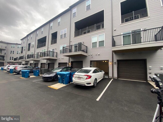 Building Photo - 43808 Middleway Ter