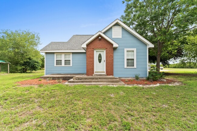 Building Photo - Updated 3-Bed, 2-Bath Home on Private Road...