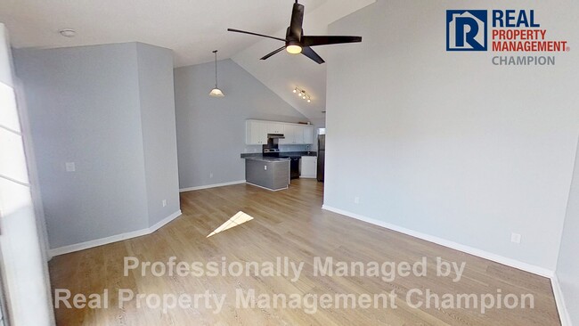 Building Photo - Immaculate 2 BD/2 BA Townhome with Open Floorplan and Split Bedrooms