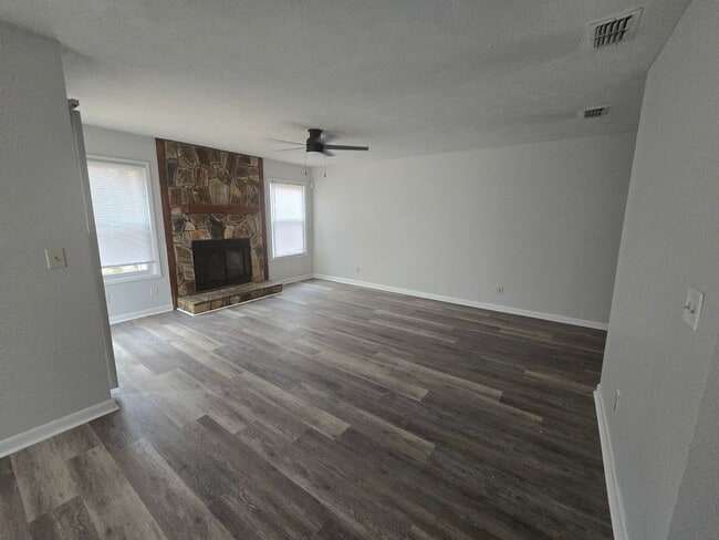 Building Photo - 1006 Wood Creek Dr