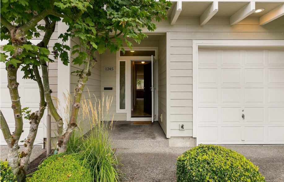Building Photo - 1245 SW 175th Ave
