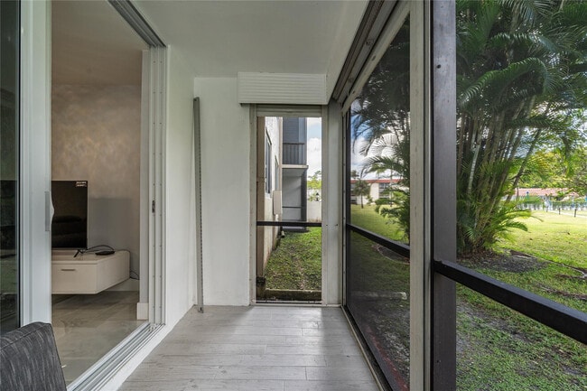 Building Photo - 9523 S Hollybrook Lake Dr