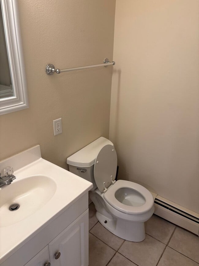 Building Photo - Top Floor 2 Bed 1.5 Bath Two Story Condo I...