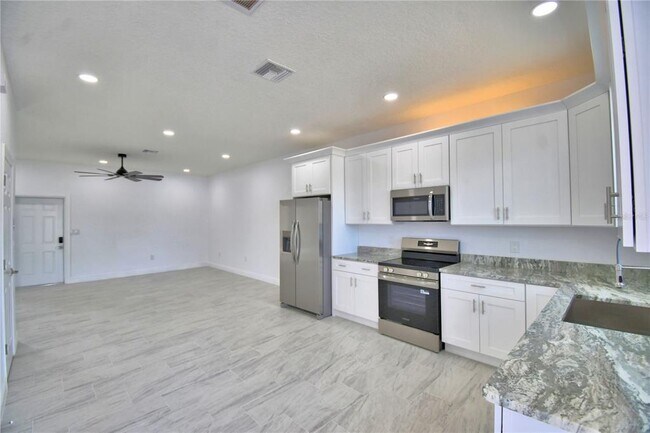 Building Photo - 7951 Sarasota Dr