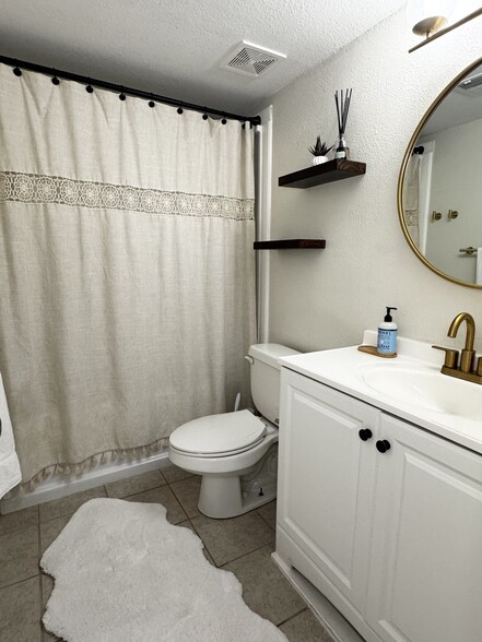 Bathroom - 2400 N 71st St