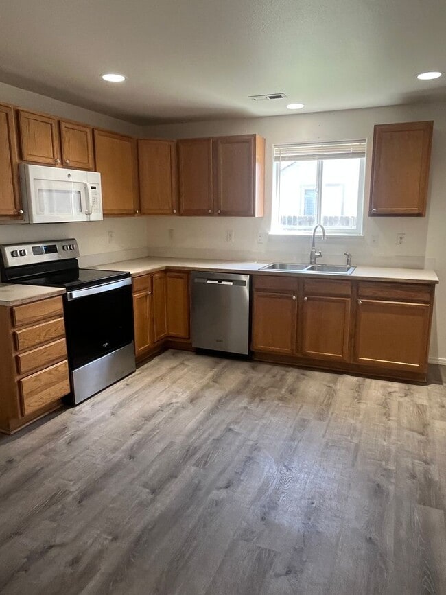 Building Photo - Beautiful Large 3 bedroom 2.5 bath home