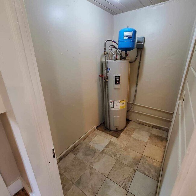 Building Photo - 407 Adams Ln